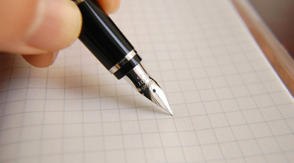 Fountain pen in use 