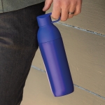 Recycled steel bottle with double opening, 600 ml royal blue colour second ambient view