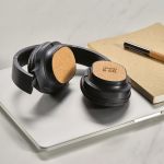 Wireless headphones with cork section and 10m range black colour