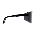 Sporty sunglasses, easily adaptable and stylish black colour