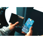 Polyester wallet with tracker connected to Find My black colour