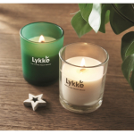 Vanilla-scented candle, vegetable wax, wooden wick burgundy colour main ambient view