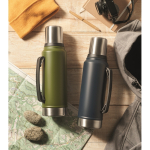 Recycled stainless steel flask, 1 cup, side handle, 1 L dark green colour ambient view