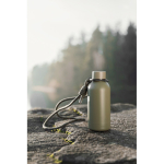 Recycled stainless steel thermal bottle with rope 400ml green colour ambient view 2