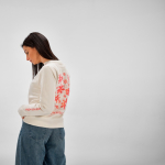 Women’s organic cotton crew neck sweatshirt 300g/m² Waikiki beige colour third ambient view