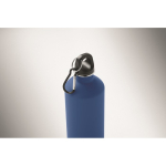 Recycled stainless steel bottle with rubberised finish and carabiner 750 ml royal blue colour third photographic view