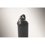 Recycled stainless steel bottle with rubberised finish and carabiner 750 ml navy-blue colour third photographic view