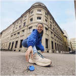 Water-resistant BT tracker with Chipolo sound alarm blue colour lifestyle image