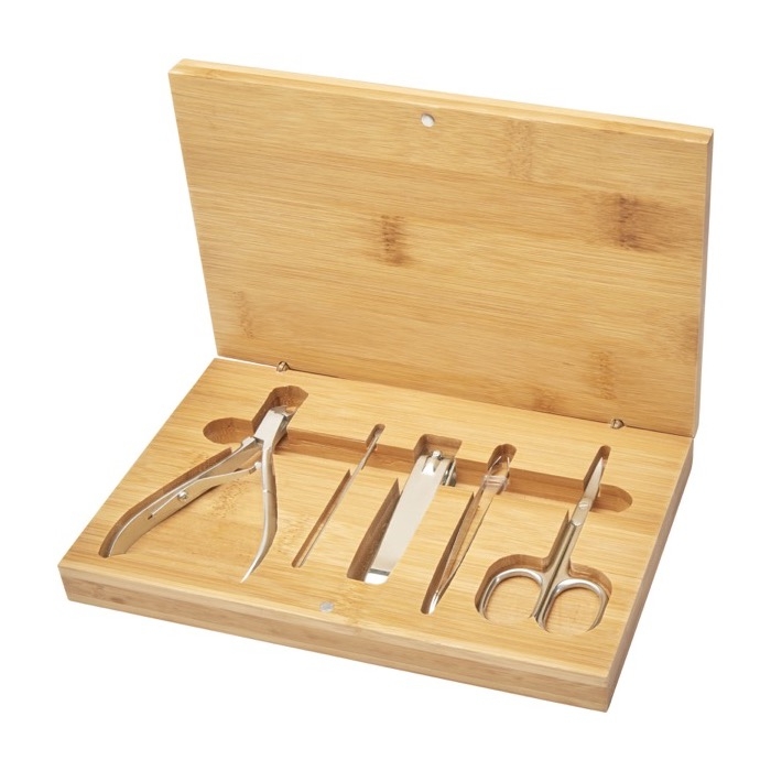 Manicure set in bamboo case including 5 accessories